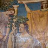 ...si affianca l�architettura, ingioiellata e dalla veste ocra che sorregge la trabeazione di un tempio